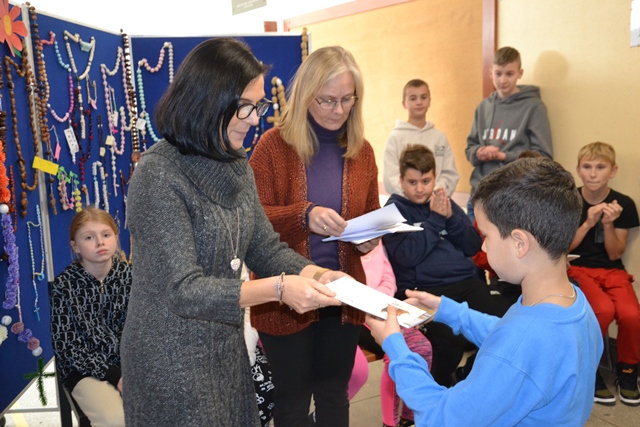 uczeń odbiera nagrodę