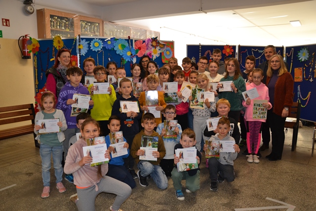 Laureaci konkursu z dyplomami