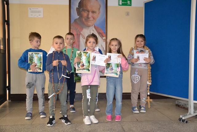 uczniowie z dyplomami