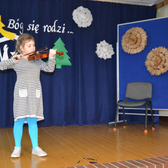 dziewczynka gra na skrzypcach