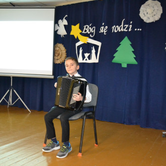 chłopiec gra na akordeonie