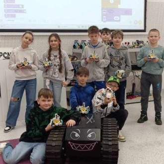 Uczniowie z robotami na zajęciach z robotyki