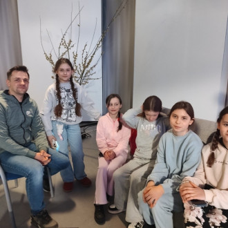 Uśmiechnięte uczennice po przeprowadzonym wywiadzie, obok dziennikarz