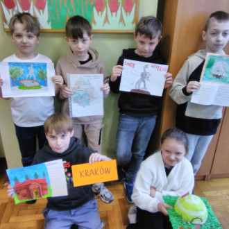 Dzieci pokazują swoje prace