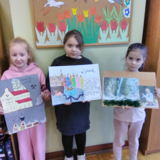 Dzieci pokazują swoje prace