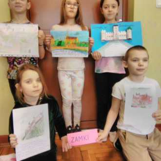 Dzieci pokazują swoje prace