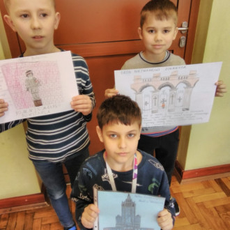 Dzieci pokazują swoje prace