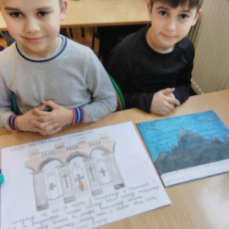 Dzieci pokazują swoje prace