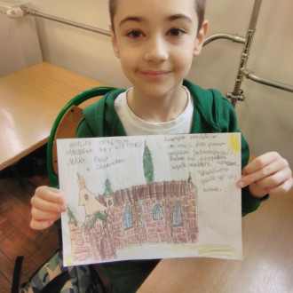 Dzieci pokazują swoje prace