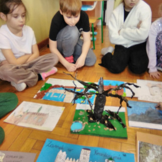 Dzieci pokazują swoje prace