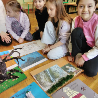 Dzieci pokazują swoje prace