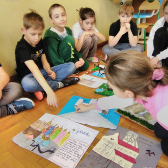 Dzieci pokazują swoje prace