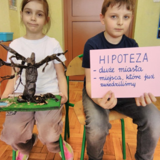 Dzieci pokazują swoje prace