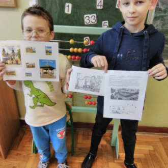 Dzieci pokazują swoje prace