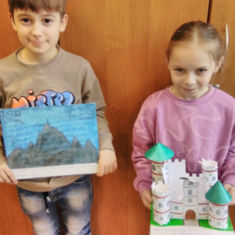 Dzieci pokazują swoje prace