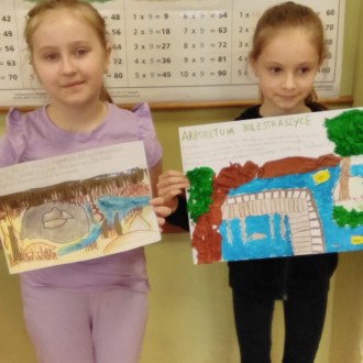 Dzieci pokazują swoje prace
