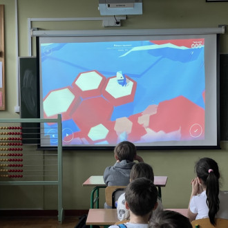 Na ekranie gra edukacyjna na temat bezpieczeństwa w sieci