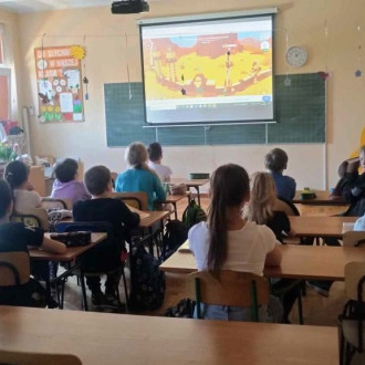 Szóstoklasista podczas zajęć dla dzieci na temat bezpiecznego internetu