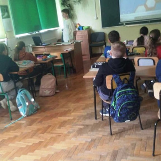 Szóstoklasista prowadzący zajęcia temat bezpiecznego internetu