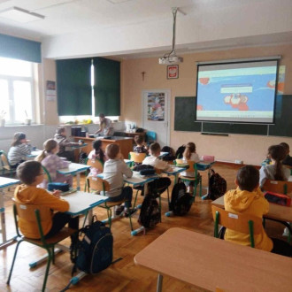 Szóstoklasistka podczas prowadzenia zajęć na temat bezpiecznego internetu