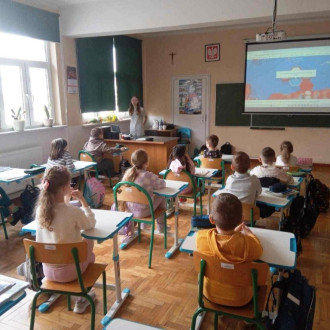 Uczennica podczas prezentacji na temat bezpiecznego internetu