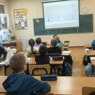 Uczniowie prowadzący z zajęcia na temat bezpiecznego internetu