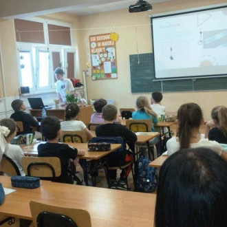 Zajęcia prowadzone przez szóstoklasistę na temat bezpiecznego internetu