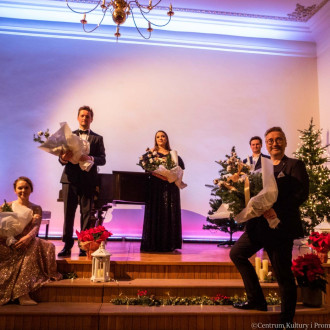 artyści po uroczystym koncercie