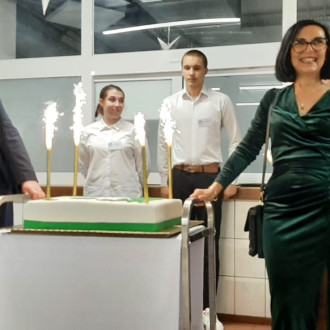 uroczyste pokrojenie tortu przez dyrekcję szkoły byłą i obecną