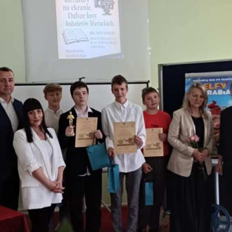 Nagrodzeni uczniowie wraz z organizatorami