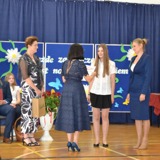 gratulacje od pani dyrektor dla uczniów i rodziców