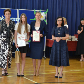 gratulacje od pani dyrektor dla uczniów i rodziców