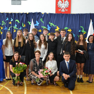 klasa 8a z dyrekcją, nauczycielami, rodzicami