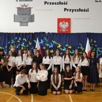 klasa 8b z dyrekcją, nauczycielami, rodzicami