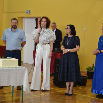 panie dyrektor odbieraja tort od rodziców  (1)