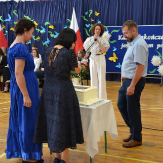 panie dyrektor odbieraja tort od rodziców  (2)