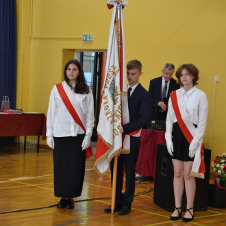 przekazanie sztandaru szkoły uczniom klas 7 (1)