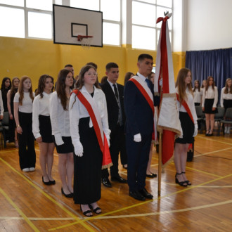 przekazanie sztandaru szkoły uczniom klas 7 (2)