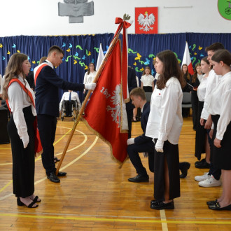 przekazanie sztandaru szkoły uczniom klas 7 (3)