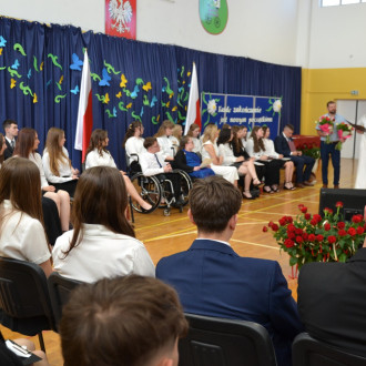 przemówienie przedstawicieli rodziców do uczniów klas 8 