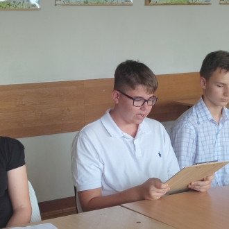 Uczniowie prezentujący utwory Jana Kochanowskiego