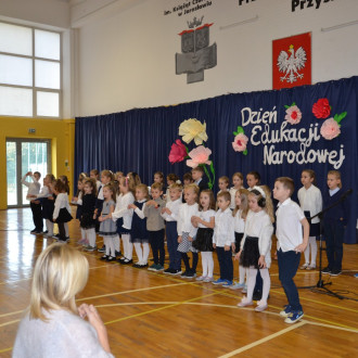 dzieci z oddziału sześciolatków śpiewają piosenkę podczas akademii