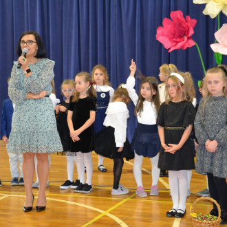 pani dyrektor składa życzenia oraz dziękuje uczniom za występ