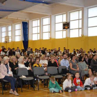 uczestnicy akademii z okazji Dnia Edukacji Narodowej
