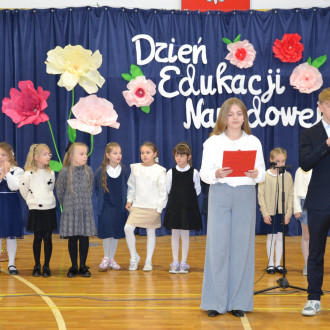 uczniowie klasy 8 i klas 2 występują podczas akademii