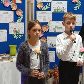 Uczniowie recytują wiersze
