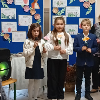 Uczniowie recytują wiersze