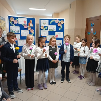 Uczniowie recytują wiersze