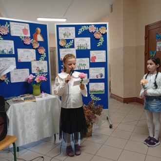 uczeń recytuje wiersz