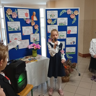 uczennica recytuje wiersz